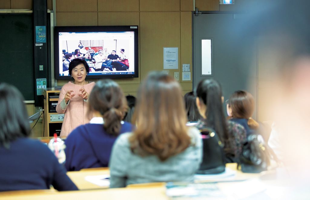 경희대학교 문화예술경영MBA 박신의 교수가 문화예술경영론 수업을 진행하고 있다.