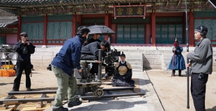 [특집] 서글픔이 읽히는 그의 흰색 도포 - 프로듀서, 미술·의상 감독이 전하는 <왕과 사는 남자> 제작기
