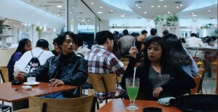 [비평] 극도의 현재 몰입과 초근거리 미래, 최선 평론가의 <애정만세>
