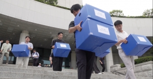 [특집] 극장은 광장을 꿈꾸는가 - 12·3 비상계엄 1년, ‘포스트 계엄 시대’의 다큐멘터리 리포트