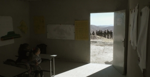 [남다은 평론가의 RECORDER] 더딘 카메라와 함께, 그래도 걸어갈 수밖에 없다, <노 어더 랜드>