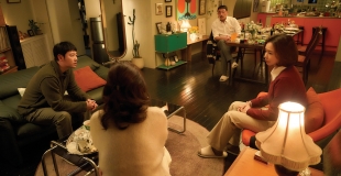 [리뷰] 관계의 권태를 두드리는 섹스 코미디, 톡 쏘는 말들의 식탁 난타극, <윗집 사람들>