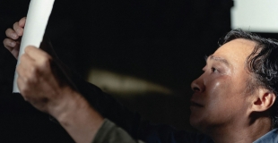 [비평] 사라져가는 제지 공장의 장인과 영화 공장의 작가 감독, 김소영 평론가의 <어쩔수가없다>