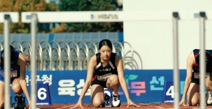 [리뷰] 전시되거나 미끄러지거나. 위로하기보단 따져 묻는다, <허들>